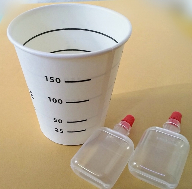 尿検査のコップと容器