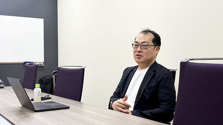 「AIは文脈を知らない。経験の積み上げがある人間はまだ勝てる」と語る荒川教授