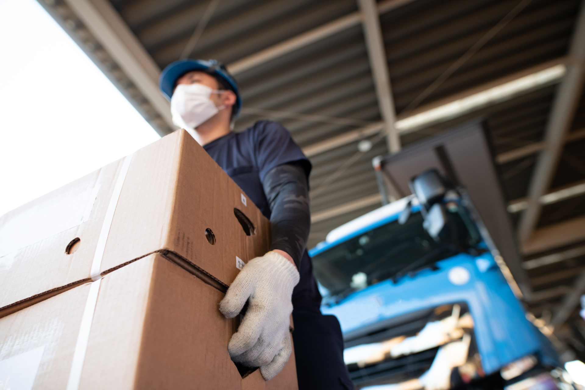 男性が荷物を運んでいる様子