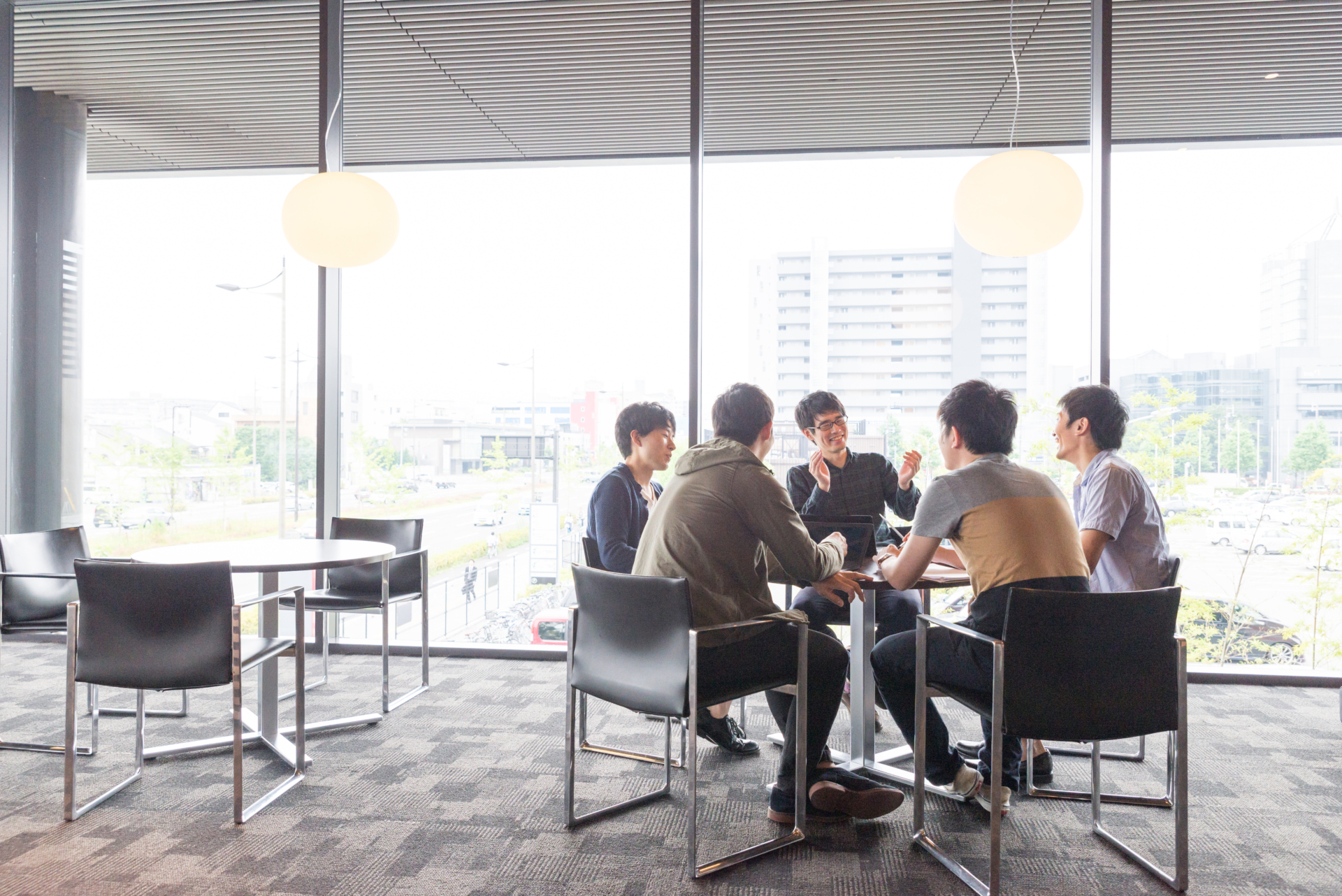 5人の男性が話し合っているイメージ